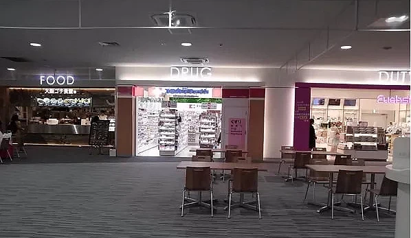 機場大廳坐落著許多藥妝店