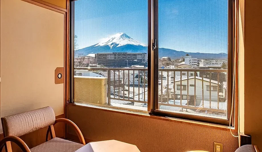 富士山側和室的窗景