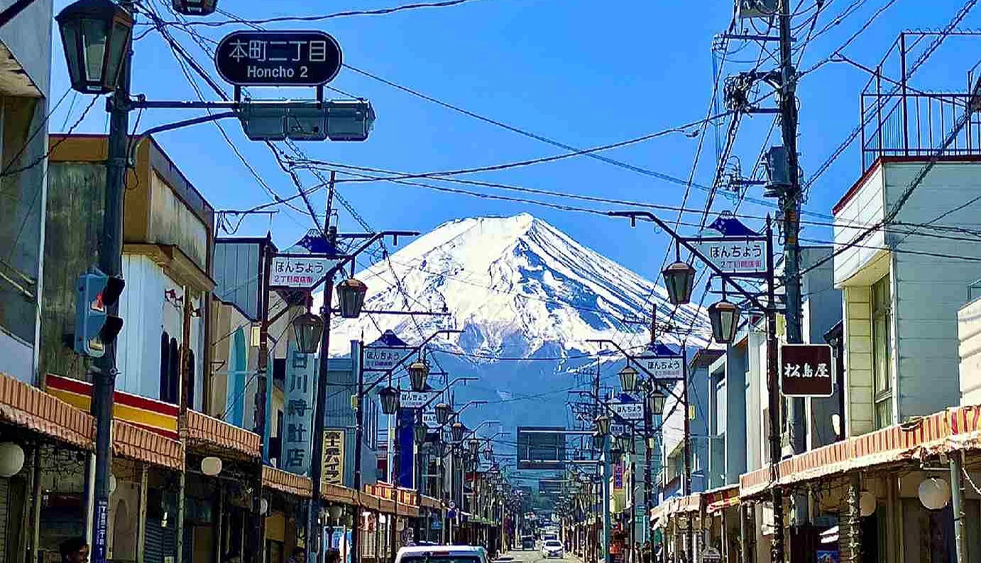 從商店街看向富士山的視角