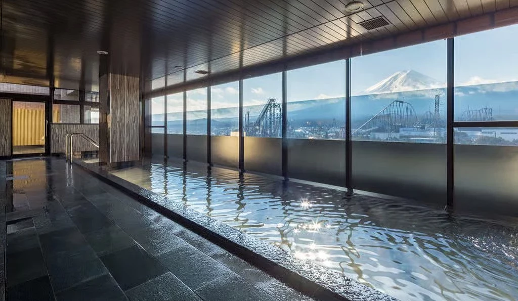 最上層的展望大浴場可看到窗外富士山美景