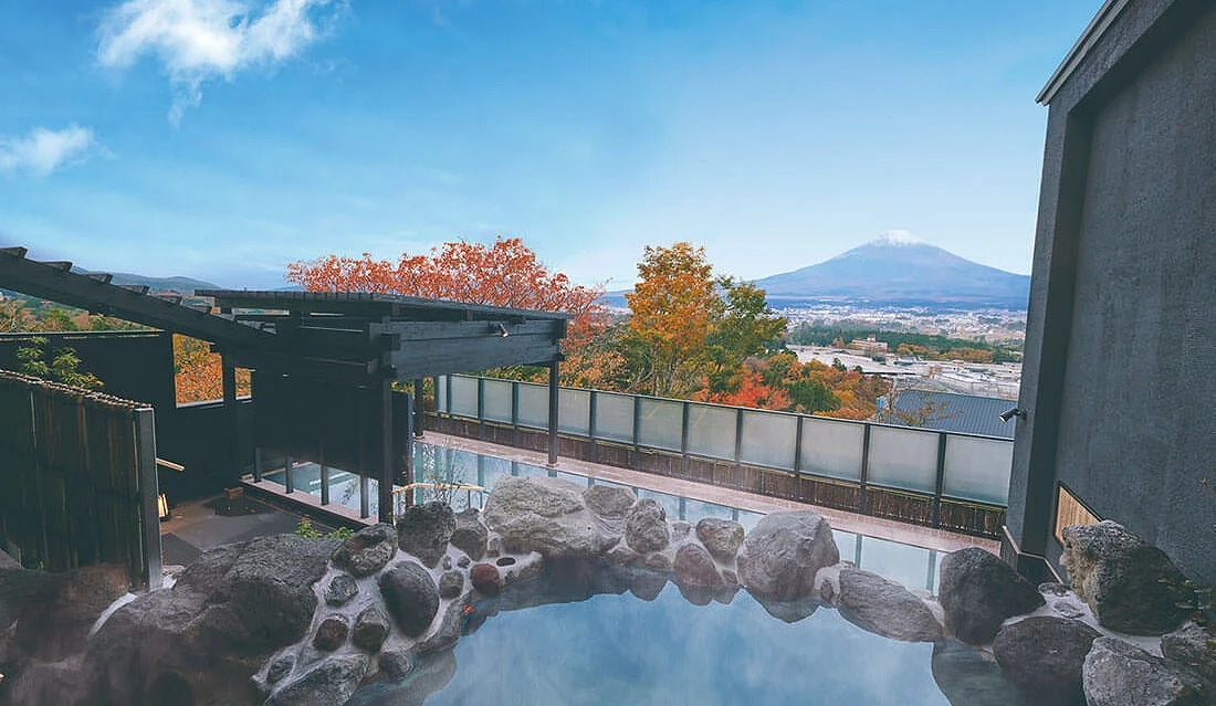 露天風呂「木之花之湯」,泡湯時正對富士山