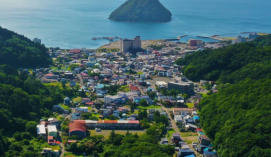 淺重温泉街延伸至海岸