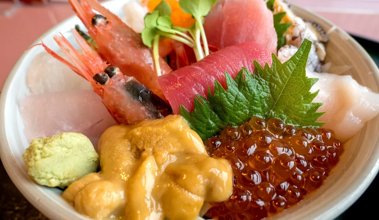 海鮮丼飯。上面有海膽、山葵泥、鮭魚卵、蝦子跟干貝。