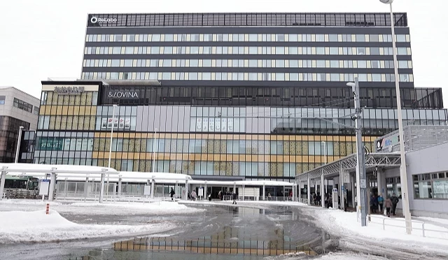 &LOVINA百貨商場外觀。前面有廣場,廣場上面有積雪。