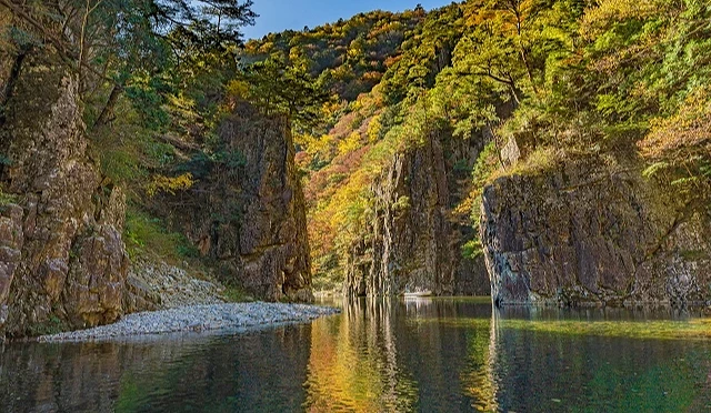 峭壁染上艷麗的紅黃色彩