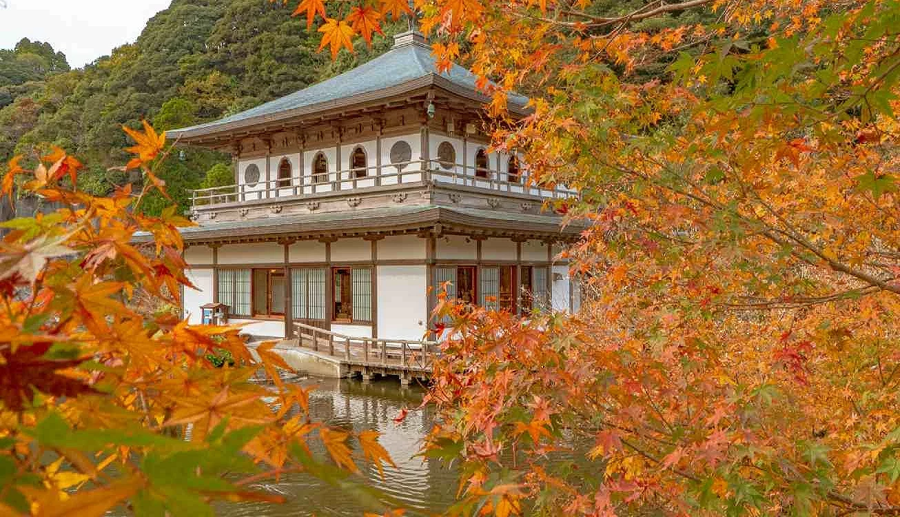 「磨崖佛」與紅葉