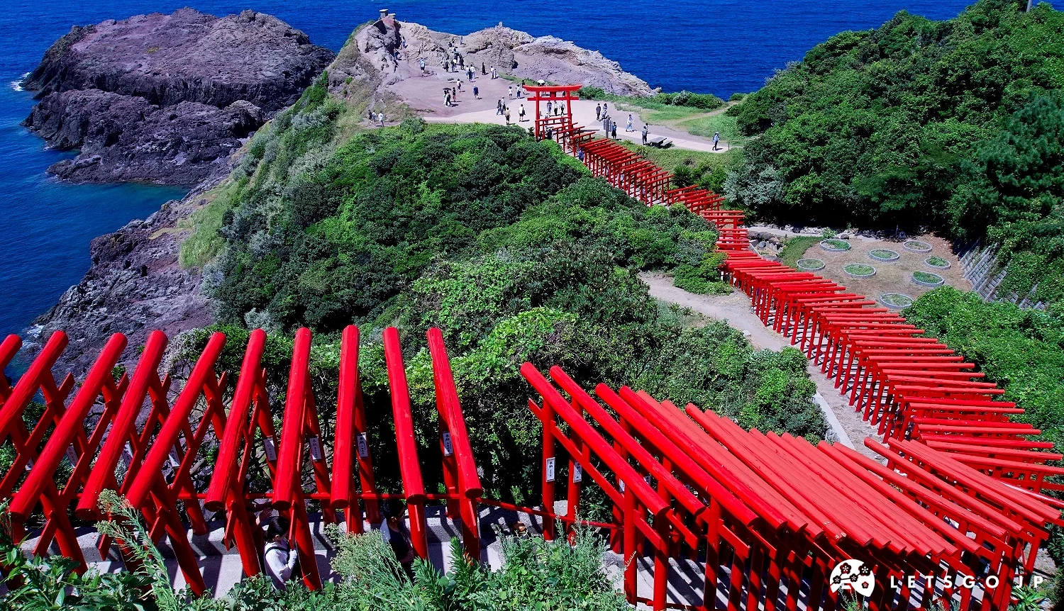 元乃隅神社123座鮮紅鳥居,與蔚藍的海洋形成強烈對比