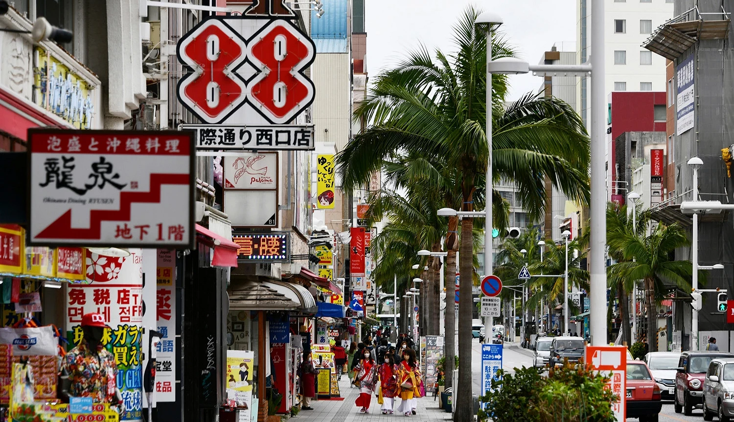 那霸國際通的街上充滿餐廳跟商店