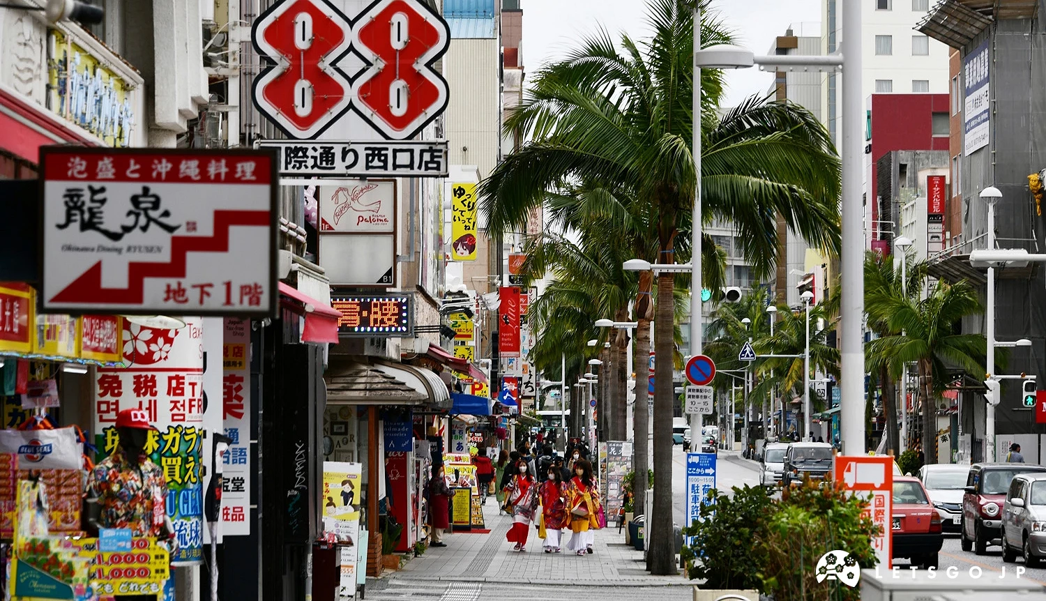 那霸國際通的街上充滿餐廳跟商店
