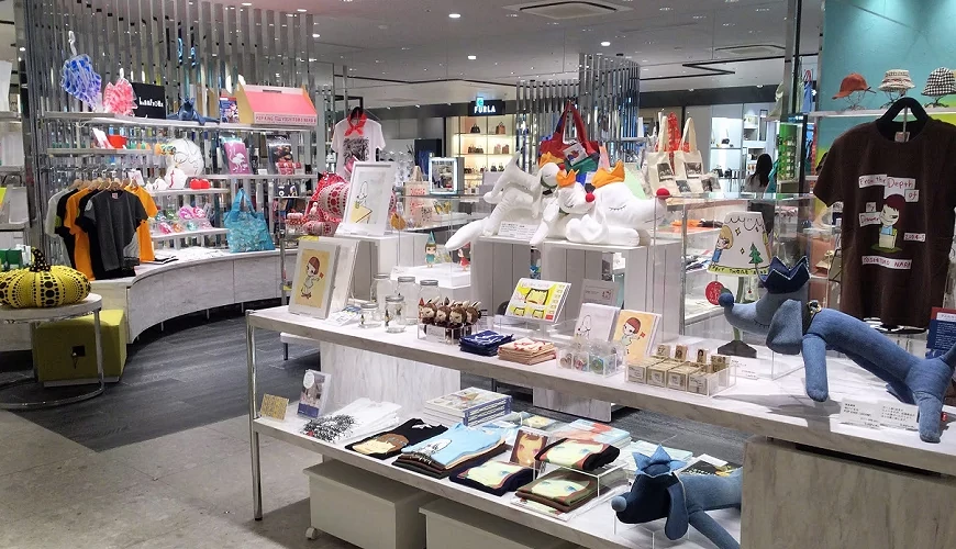 有著各式奈良美智周邊商品的 LAMMFROMM 澀谷店