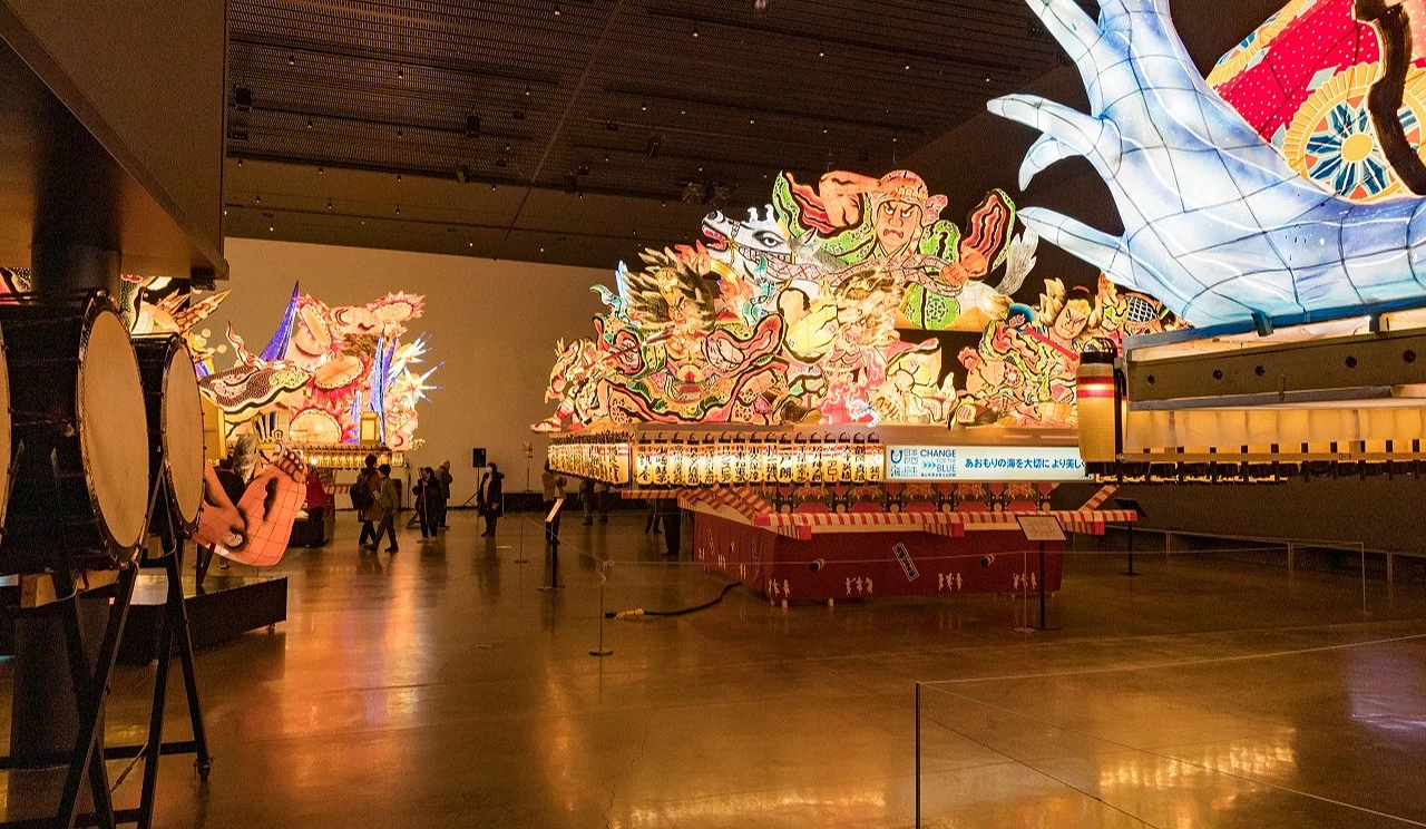 睡魔祭的展示場。有很多點著燈的模型在一個展示場空間裡。