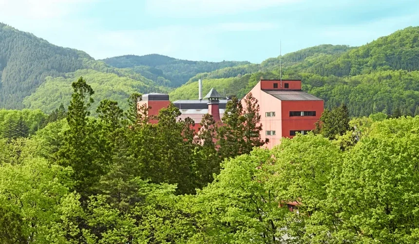 紅磚建築矗立於山谷間,四周被綠樹環繞