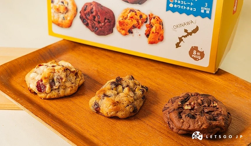 木盤盛裝三片綜合口味餅乾
