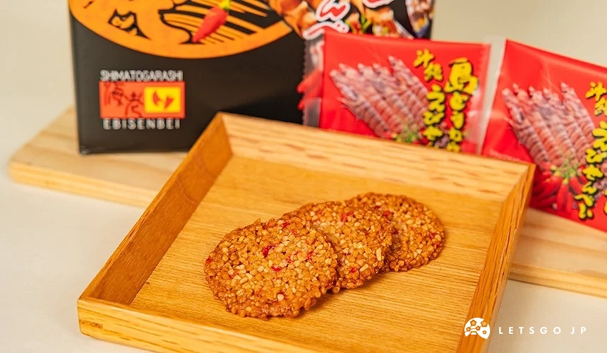 木盤盛裝三片圓形仙貝,旁置紅色包裝