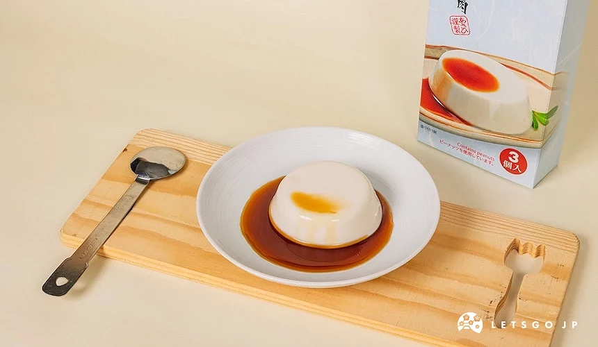 木盤上白碗盛裝布丁,淋上焦糖醬汁