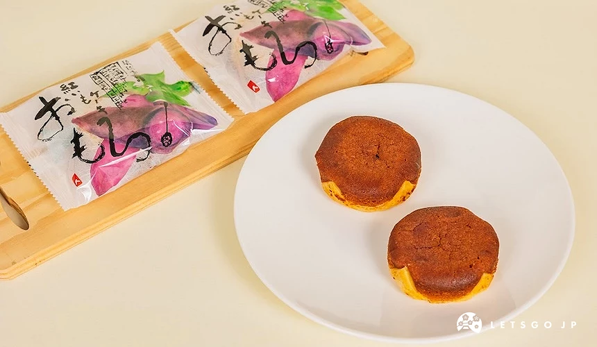 白盤盛裝兩片圓形點心,搭配木盤陳列