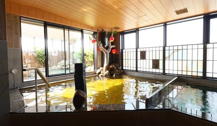 溫泉大浴場。有一棵蘋果樹在中間。