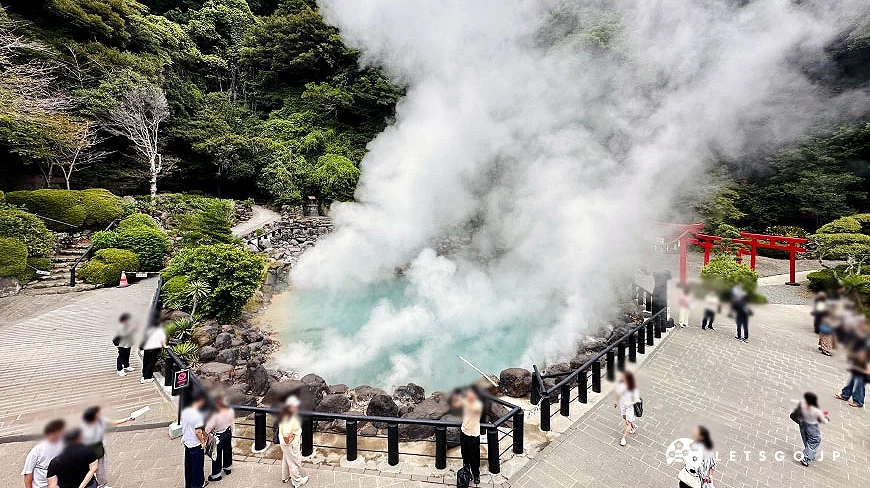 海地獄泉池冒出許多白煙
