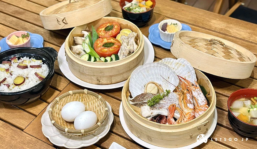 別府地獄蒸料理盡可能使用在地鮮蔬,搭配海鮮,菜色相當豐富攝影:Angie