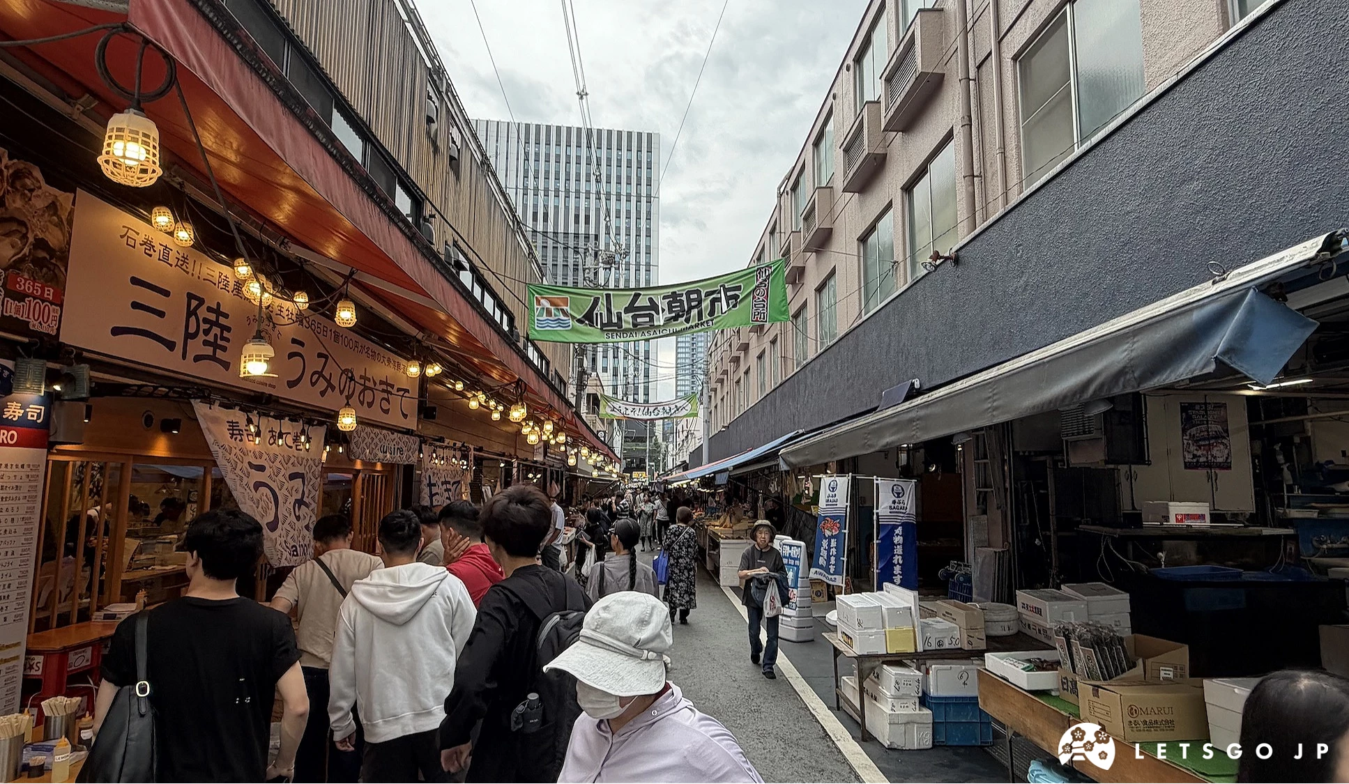 朝市的街道兩旁有各式各樣的商店
