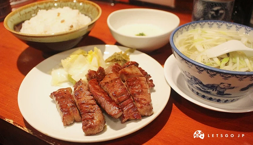 牛舌定食,有肉片、米飯、牛尾湯