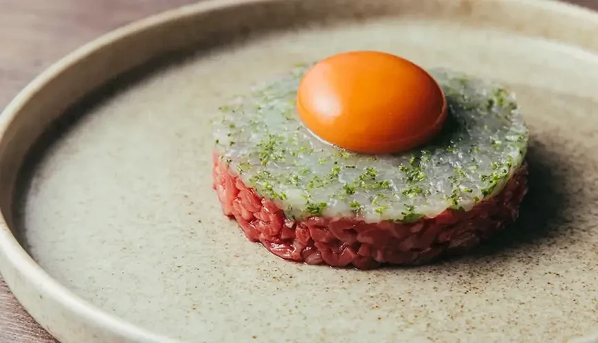 搭配洋蔥泥與生蛋黃的生牛肉膾