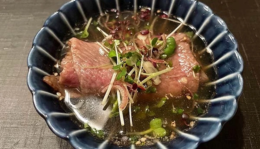 浸泡在柚醋沾醬中的炙燒肉片