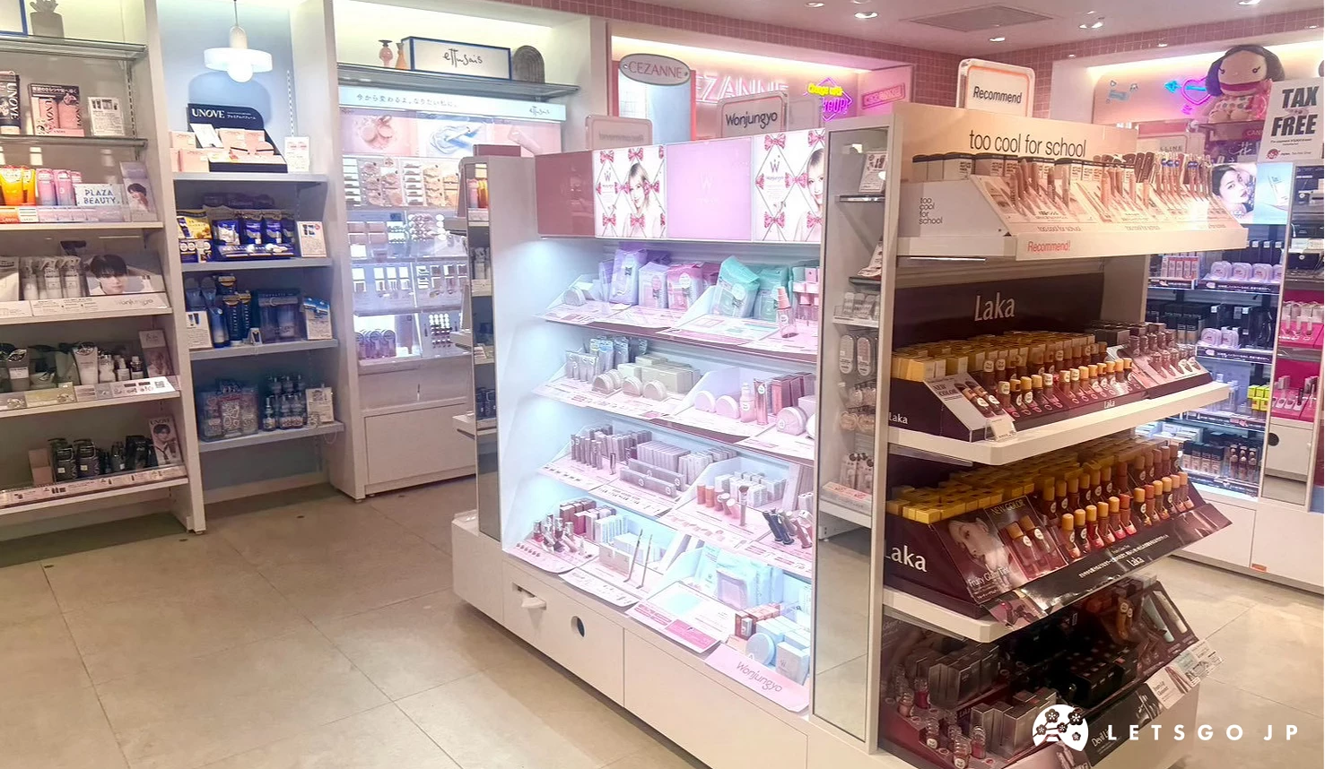 PLAZA 店內粉白色系的彩妝保養品陳列架,整齊擺放各式日本流行美妝產品與試用品。
