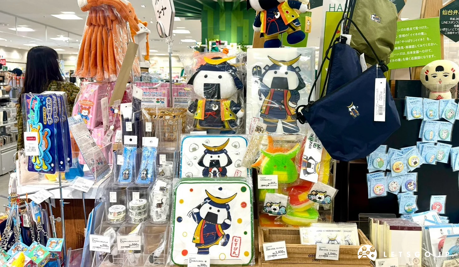 HANDS 專櫃內陳列的伊達政宗造型吉祥物「飯糰丸(むすび丸)」周邊商品,包含絨毛玩偶、托特包與文具小物。