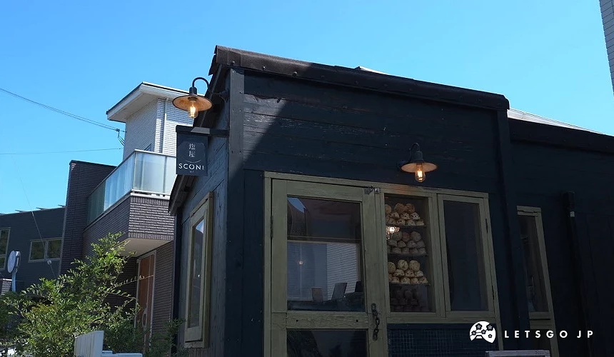 鹽屋 SCONE 的店面,可從窗戶看見堆疊的司康餅