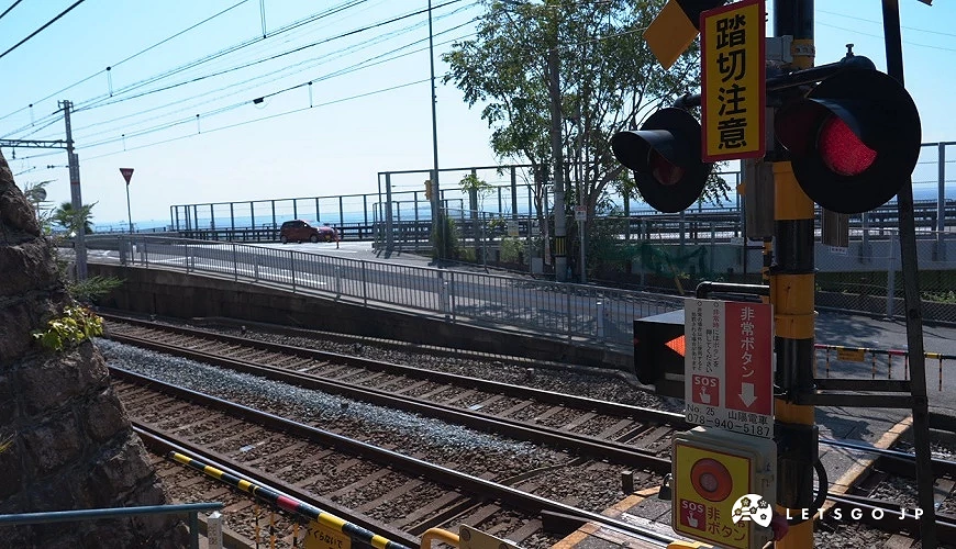 緊鄰海岸的鐵路平交道