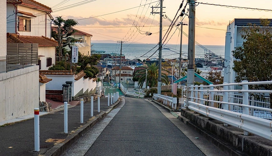 鹽屋彎彎曲曲的坡道住宅街景