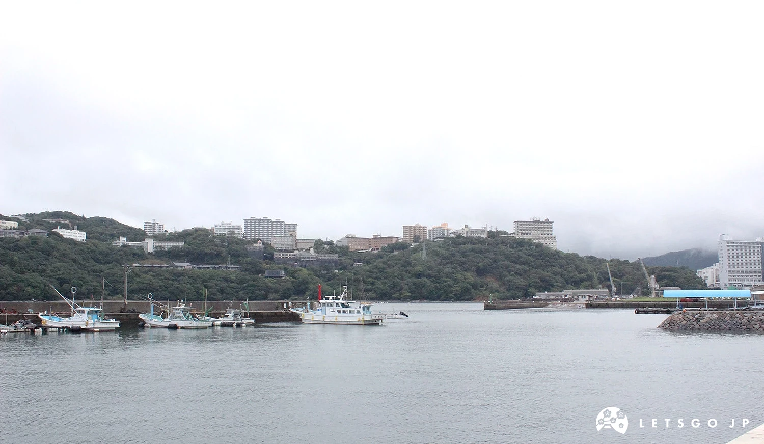 「坂手島」對岸的鳥羽市街與山丘上的旅館群