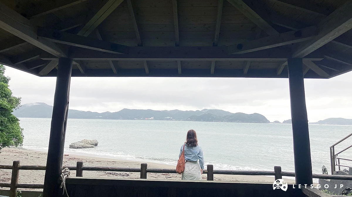 從涼亭望向白色沙灘與海
