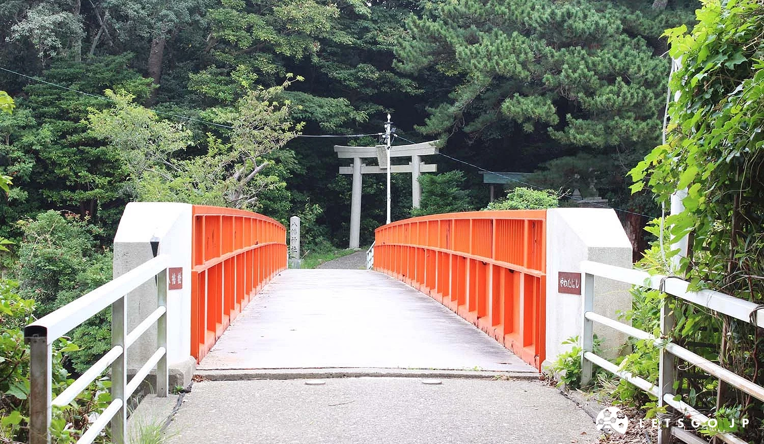 朱紅色的八幡橋與八幡神社入口的鳥居