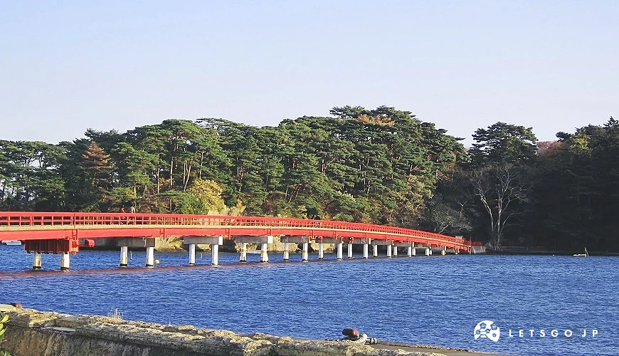 紅色福浦橋橫跨海面,連接松島小島與松林
