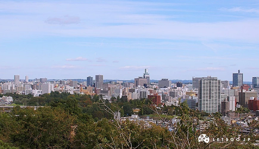 仙台市區高樓大廈林立,前景樹林環繞