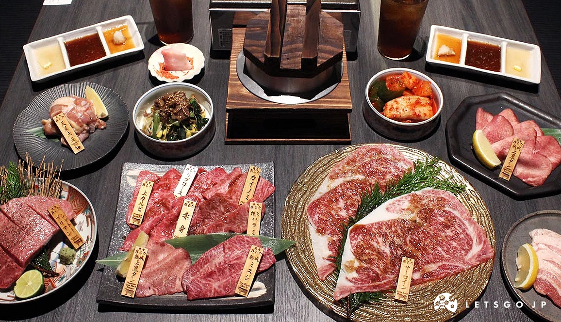 滿桌的生牛肉
