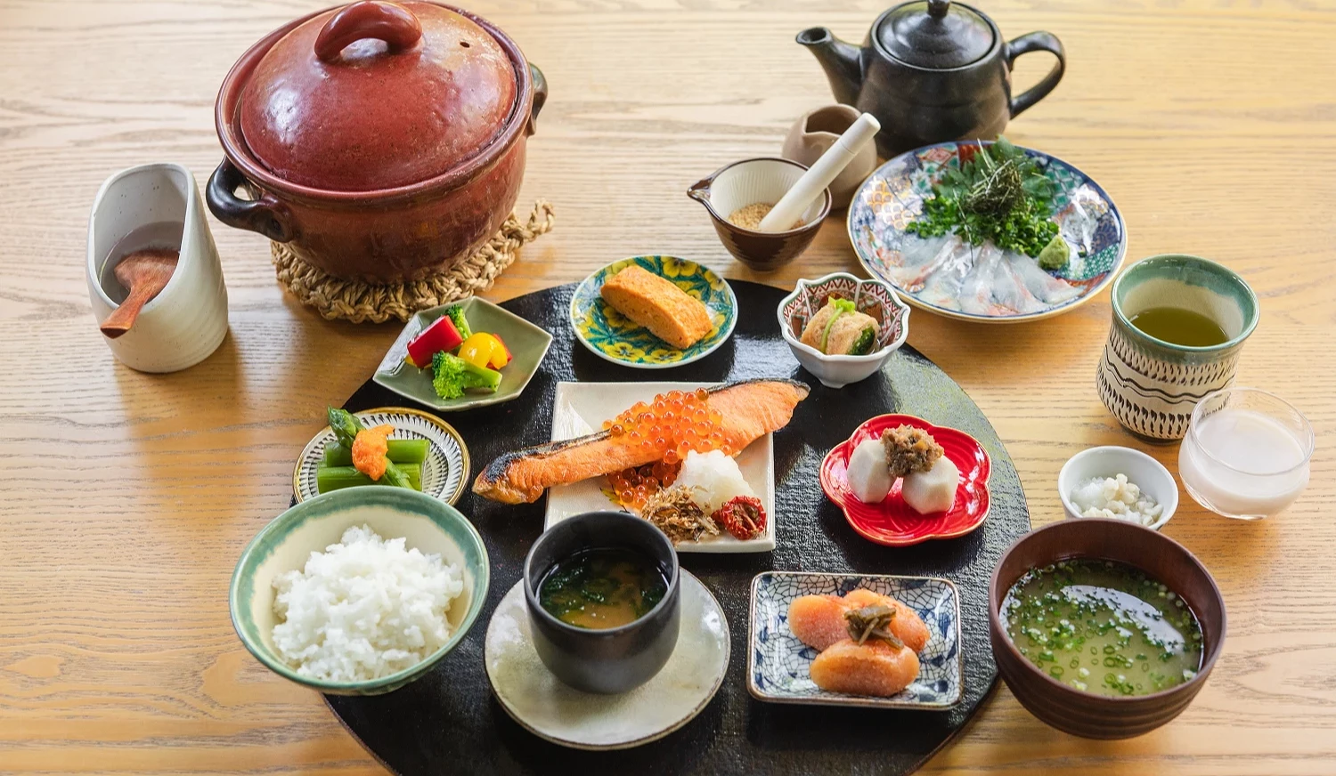 鯛魚茶泡飯調和御膳整套餐點擺在桌上