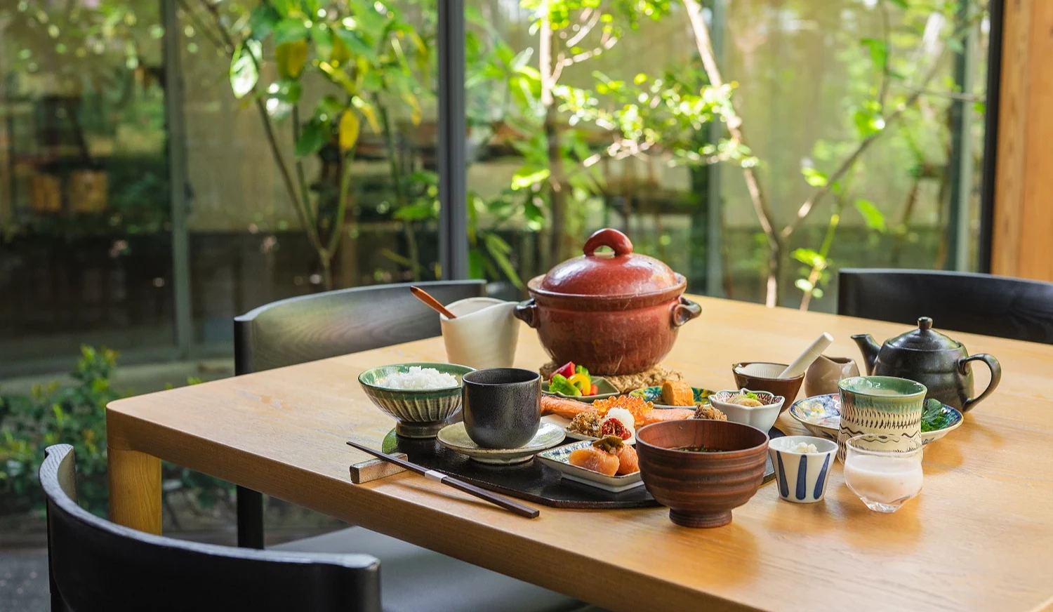 白金小徑中庭旁的餐桌,桌上擺著餐點