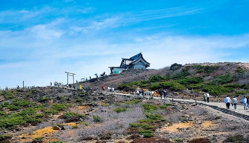 位在山頂的刈田嶺神社與觀光客們