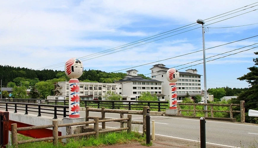 豎立著兩座大木芥子的遠刈田温泉入口