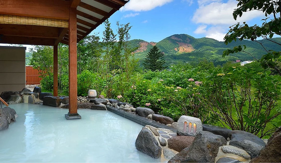藏王四季酒店的露天風呂可賞山景