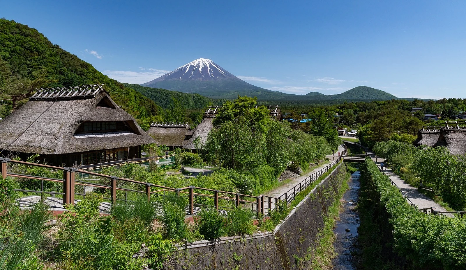 茅草屋頂後方的富士山
