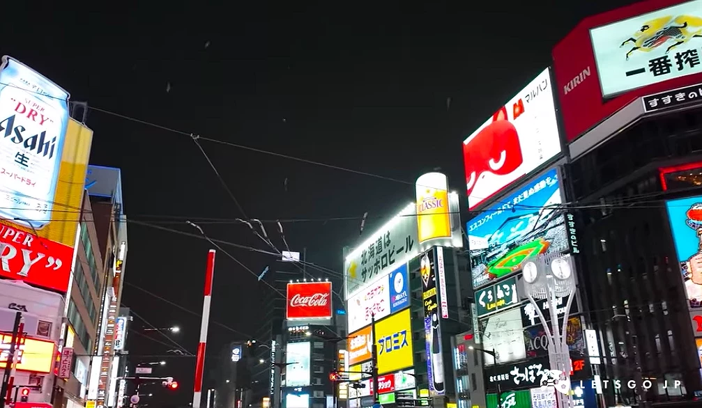 函館市區的夜晚街道熱鬧景色