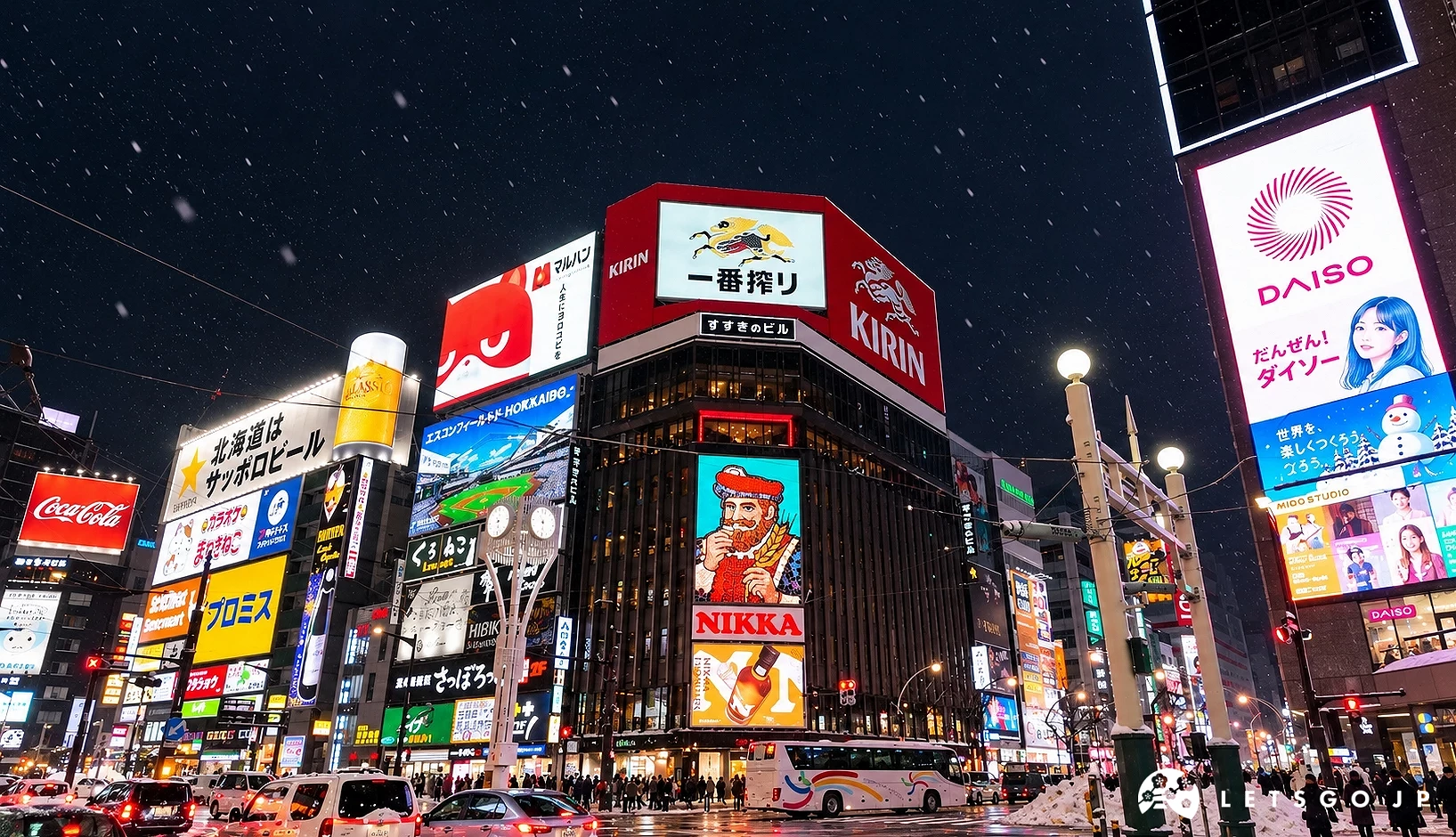 雪夜的薄野十字路口周圍有KIRIN、NIKKA、DAISO與Coca-Cola等廣告看板,路上有車輛、巴士與行人