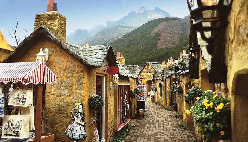 童話風石屋商店街,愛麗絲繪圖與遠山背景