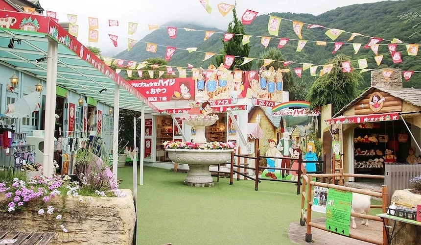 園區廣場彩旗裝飾,噴水池與山景商店街