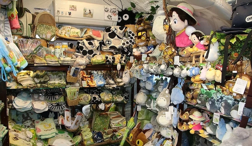 龍貓周邊商品陳列架,玩偶與雜貨琳瑯滿目