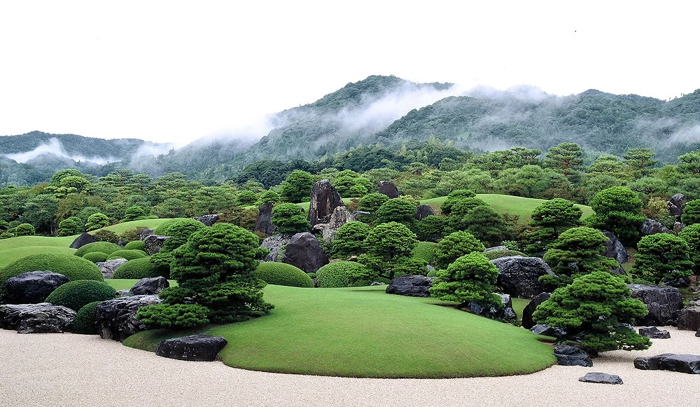 日式庭園結合自然山林景色